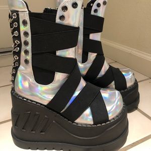 Demonia holographic platforms
